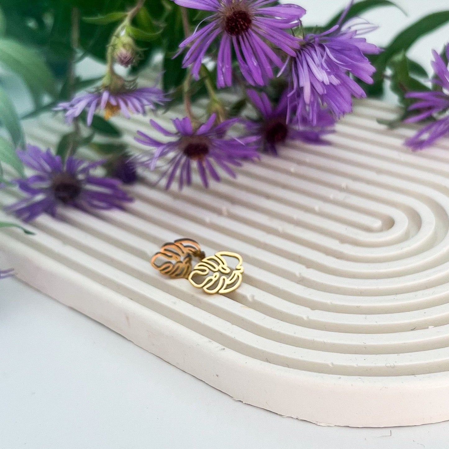 Hollow Leaf Stud