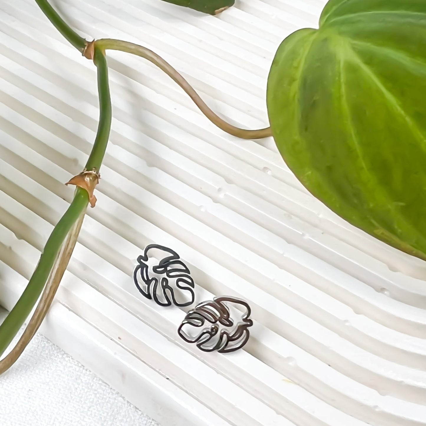 Hollow Leaf Stud