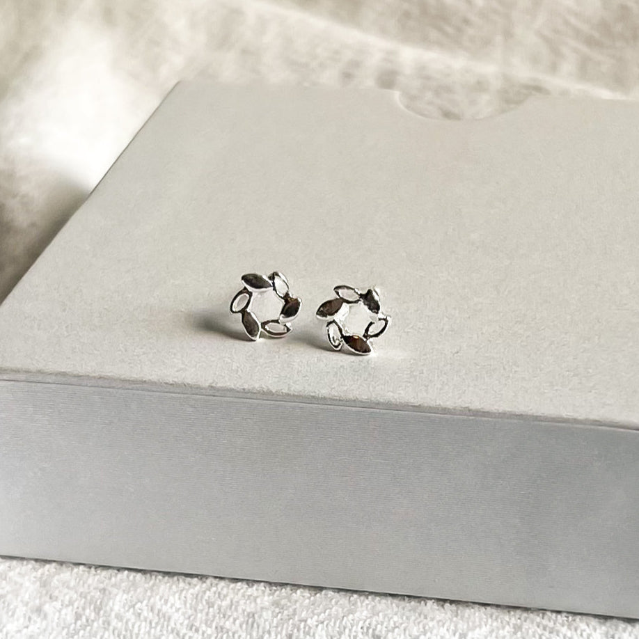 Mini Wreath Studs